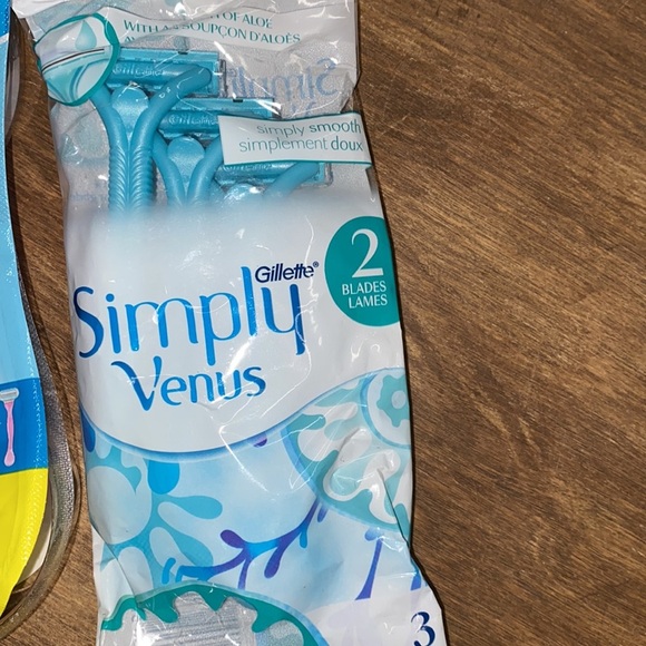 Womens Venus razors - Picture 3 of 3